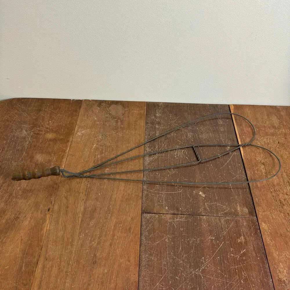 Antique Primitive Wire Rug Beater Heart Shape‎ Twisted Metal Wood Handle Rustic